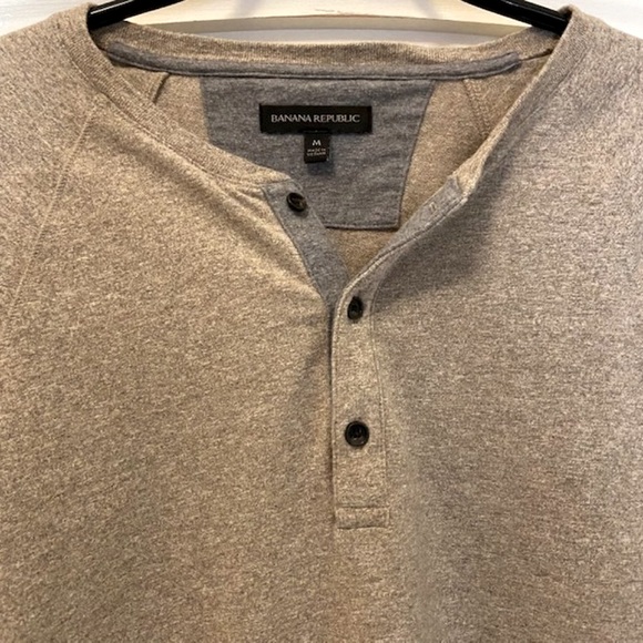 Banana Republic Men's Henley in Oatmeal - Picture 4 of 10